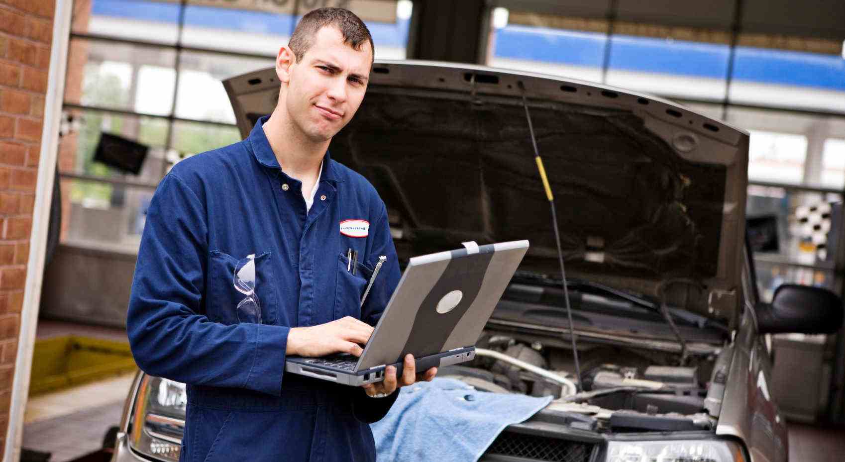 Mecánico inspeccionando un vehículo
